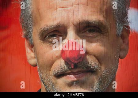 Zerrissene und bemalte Plakate von Kandidaten bei den Präsidentschaftswahlen. Frankreich. Stockfoto