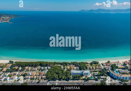 Luftbild, Alcudia, türkisfarbenes Wasser am Strand von Alcudia, Platja d'Alcudia, leerer Strand aufgrund einer Corona-Pandemie, aneta (Sa), Mallorca, Baleareninsel, B Stockfoto