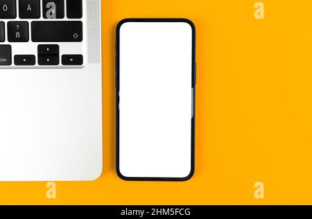 Schreibtisch mit Smartphone-Mockup-Bildschirm. Business flach Lay und minimalem Design Hintergrund. Draufsicht und Kopierbereich Stockfoto
