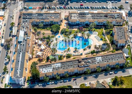 Luftaufnahme, Hotelanlage mit leerem Badebereich und Liegestühlen, Alcúdia Garden Aparthotel, Alcudia, Pla de na Tesa, Cabaneta (Sa), Mallorca, Balea Stockfoto