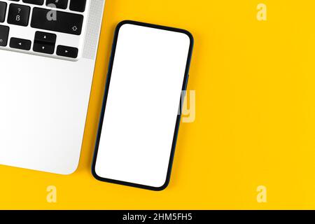 Schreibtisch mit Smartphone-Mockup-Bildschirm. Business flach Lay und minimalem Design Hintergrund. Draufsicht und Kopierbereich Stockfoto