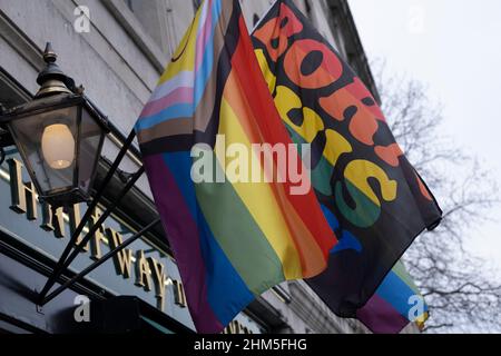 Intersex Progress Pride flaggen am 22nd. Januar 2022 vor einem Pub in London, Großbritannien. Die Flagge enthält Streifen, um LGBTQ+-Gemeinschaften zu repräsentieren, mit Farben aus der Transgender Pride-Flagge, neben dem und-Kreis der Intersex-Flagge. Stockfoto