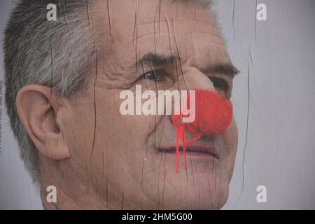 Zerrissene und bemalte Plakate von Kandidaten bei den Präsidentschaftswahlen. Frankreich. Stockfoto