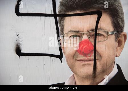 Zerrissene und bemalte Plakate von Kandidaten bei den Präsidentschaftswahlen. Frankreich. Stockfoto