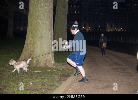 London, England, Großbritannien. 7th. Februar 2022. Der britische Premierminister BORIS JOHNSON wird in Westminster laufen sehen. (Bild: © Tayfun Salci/ZUMA Press Wire) Bild: ZUMA Press, Inc./Alamy Live News Stockfoto