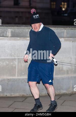 London, England, Großbritannien. 7th. Februar 2022. Der britische Premierminister BORIS JOHNSON wird in Westminster laufen sehen. (Bild: © Tayfun Salci/ZUMA Press Wire) Bild: ZUMA Press, Inc./Alamy Live News Stockfoto