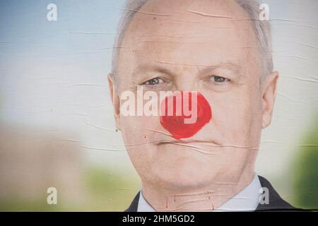 Zerrissene und bemalte Plakate von Kandidaten bei den Präsidentschaftswahlen. Frankreich. Stockfoto