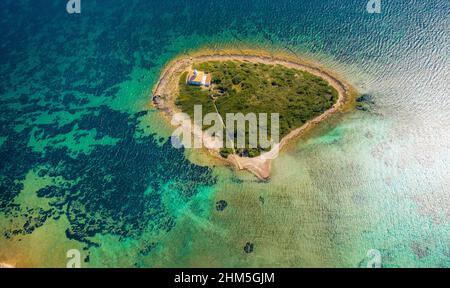 Luftaufnahme, Alcanada Lighthouse Island, im türkisgrünen Wasser, Alcanada Lighthouse Illa Alcanada, Pont d'Inca, Sa Creu Vermella/La Creu Vermella, Stockfoto