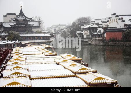Nanjing. 7th. Februar 2022. Das am 7. Februar 2022 aufgenommene Foto zeigt die Schneeszenerie des Qinhuai-Flusses im malerischen Gebiet des Fuzi-Tempels (Konfuzius) in Nanjing, der ostchinesischen Provinz Jiangsu. Quelle: Sun Zhongnan/Xinhua/Alamy Live News Stockfoto