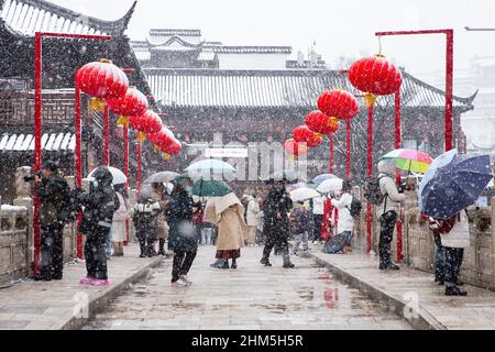 Nanjing, Chinas Provinz Jiangsu. 7th. Februar 2022. Die Menschen besuchen die malerische Gegend des Fuzi (Konfuzius)-Tempels inmitten von Schnee in Nanjing, der ostchinesischen Provinz Jiangsu, 7. Februar 2022. Kredit: Su Yang/Xinhua/Alamy Live Nachrichten Stockfoto