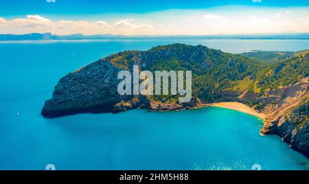 Luftbild, Traumstrand Platja des Coll Baix, Bucht mit Sandstrand, Halbinsel Cap de Pinar, Sperrgebiet, s'Esgleieta, Son Espanyol, Mallorca, Bal Stockfoto