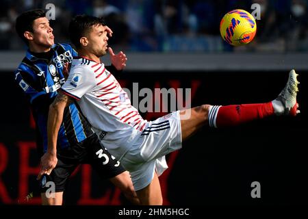 Matteo Pessina von Atalanta BC und Alberto Grassi von Cagliari Calcio kämpfen während des Fußballspiels der Serie A zwischen Atalanta BC und Cagliari Calcio im Atleti Azzurri d'Italia-Stadion in Bergamo (Italien) am 6th. Februar 2022 um den Ball. Foto Andrea Staccioli / Insidefoto Stockfoto