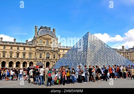 Touristen stehen vor dem Pyranid des Louvre Museum, Paris, Frankreich Stockfoto