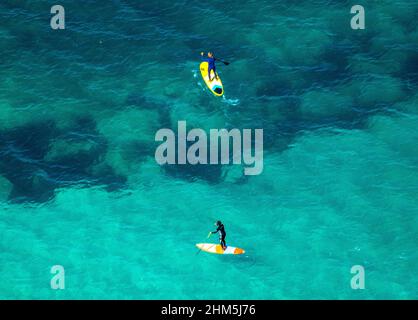 Luftbild, Stand-up-Paddler im türkisfarbenen Wasser, Sandstrand von Can Picafort, Illes Balears, Can Picafort, Mallorca, Balearen, Balearen Stockfoto
