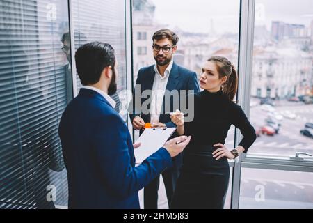 Gruppe von Kollegen, die im Büro über den Geschäftsplan sprechen Stockfoto