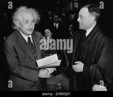 Albert Einstein (1879-1955) erhielt von Richter Phillip Forman seine Bescheinigung über die amerikanische Staatsbürgerschaft. Stockfoto