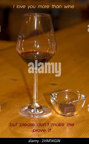 Wein im Glas, Schokolade; Text, Worte, Getränk, Essen, Stillleben, minimalistisch, Rhone Valley; Chateauneuf-du-Pape; Frankreich; vertikal Stockfoto