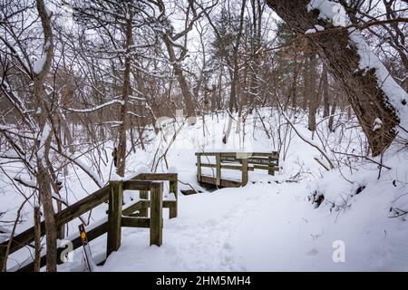 Gehwege und Wanderwege nach einem starken Schneefall. Starved Rock State Park, Illinois, USA. Stockfoto