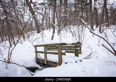 Gehwege und Wanderwege nach einem starken Schneefall. Starved Rock State Park, Illinois, USA. Stockfoto