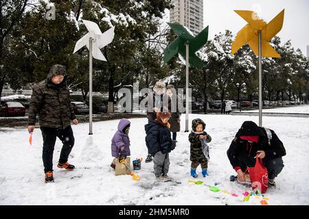 Wuhan, China. 07th. Februar 2022. Im Jiangtan Park spielen Menschen während eines Schneefalls in Hubei.Wuhan leitete den ersten Schneefall des chinesischen Neujahrs ein. Kredit: SOPA Images Limited/Alamy Live Nachrichten Stockfoto