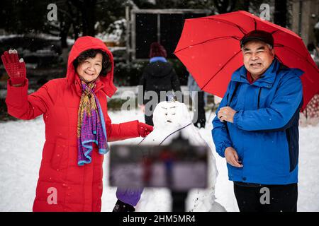 Wuhan, China. 07th. Februar 2022. Ein Paar sah, wie es während eines Schneefalls in Hubei für Fotos posierte.Wuhan leitete den ersten Schneefall des chinesischen Neujahrs ein. Kredit: SOPA Images Limited/Alamy Live Nachrichten Stockfoto