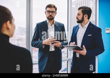 Junge Unternehmer diskutieren über neuen Businessplan Stockfoto