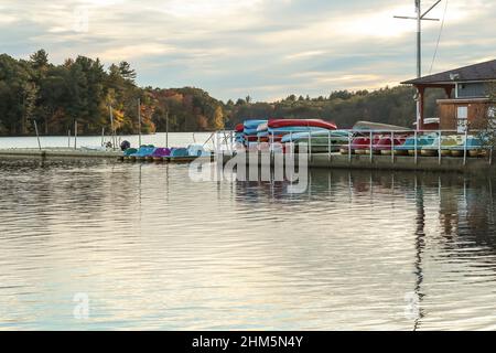 Hat 1.500 Morgen Wald, Wasser, Picknick-Tische, Erholungsgebiet, Grills. Bootstouren und Bootstouren, Kanus, Kajaks, Wanderwege, Motorschlittenfahrten. Es ist alles Stockfoto
