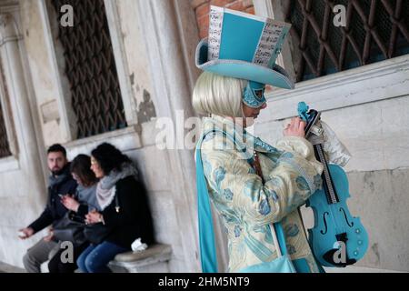 Ein maskierter Nachtschwärmer nimmt am Karneval in Venedig Teil Stockfoto