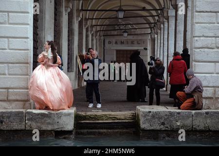 Ein maskierter Nachtschwärmer nimmt am Karneval in Venedig Teil Stockfoto