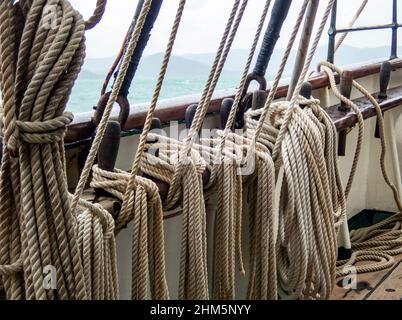 Detail Pins und Seil, Teil der Hochschiff-Takelage, Queensland, Australien Stockfoto