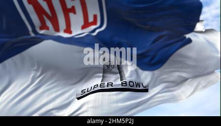 Inglewood, CA, USA, Januar 2022: Die Flagge mit dem Super Bowl-Logo winkt im Wind, die NFL-Flagge verschwimmt im Vordergrund. Das Spiel ist schedu Stockfoto