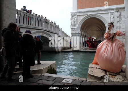 Ein maskierter Nachtschwärmer nimmt am Karneval in Venedig Teil Stockfoto