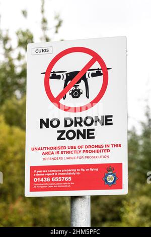 Schild, das das Fliegen von Drohnen auf der Rosneath Peninsula bei Mambeg auf der anderen Seite des Gare Loch vom Atom-U-Boot-Stützpunkt HMNB Clyde in Faslane verbietet. Stockfoto