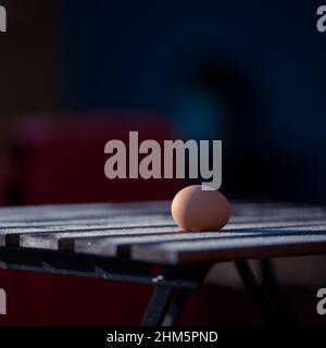 Frisch gepflückte Eier auf Holzbasis mit Frost im Winter. Nahaufnahme Stockfoto