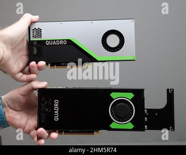 Paris, Frankreich - 28. März 2019: Zwei Personen - Senior und Young Engineer Hände pov halten Blick auf zwei neue GPU Nvidia Quadro RTX 4000 RTX 5000 Grafikkarten auf der Basis der Turing Mikroarchitektur, und verfügt über Echtzeit-Raytracing Stockfoto