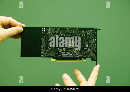 Paris, Frankreich - 28. März 2019: Leitender Ingenieur hält pov beim Blick auf die neue GPU Nvidia Quadro RTX 4000 RTX 5000 6000 Leiterplatte - leistungsstarke Grafikkarten-gpu Stockfoto