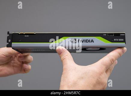 Paris, Frankreich - 28. März 2019: Leitender Ingenieur hält pov beim Blick auf die neue GPU Nvidia Quadro RTX RTX 5000 Inschrift - leistungsstarke Grafikkarte gpu Stockfoto