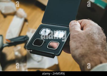 Paris, Frankreich - 14. Jan 2022: POV-Außenhand mit neuem DJI Air 2s Drohnenzubehör für das ND Filters Set ND4 8 16 32 Stockfoto