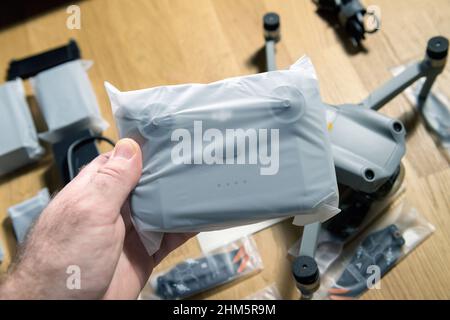 Paris, Frankreich - 14. Jan 2022: Nahaufnahme der neuesten Drohne DJI Air 2s mit der neuen Fernbedienung DJI RC-N1 in Kunststoffverpackung Stockfoto