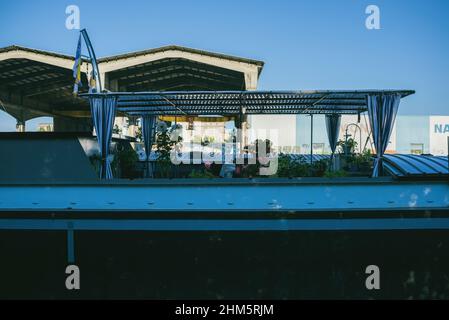 Straßburg, Frankreich - 29. Jul 2018: Dach eines peniche-Hausbootes in Straßburg - Blumen auf der Terrasse Stockfoto