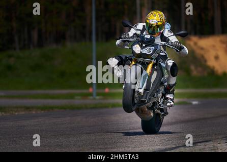 11-05-2021 Riga, Lettland Motorradfahrer bei Sportfahrrädern auf leerer Asphaltstraße. Sportfahrrad. MotoGP-Rennen. Superbikes. Motorradrennen. Motorradfahrer i Stockfoto