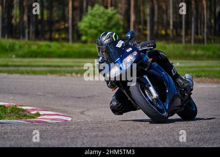 11-05-2021 Riga, Lettland Motorradfahrer bei Sportfahrrädern auf leerer Asphaltstraße. Sportmotorrad. MotoGP-Rennen. Superbikes. Motorradrennen. Motorcycl Stockfoto