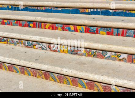 Nahaufnahme von farbenfrohen Treppen mit Keramikfliesen, Kasbah Mazara del Vallo, Sizilien, Italien Stockfoto