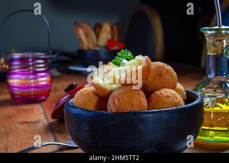 Gebratene Reisbällchen. Traditionell aus Brasilien, wo es Bolonino de arroz genannt wird. Stockfoto