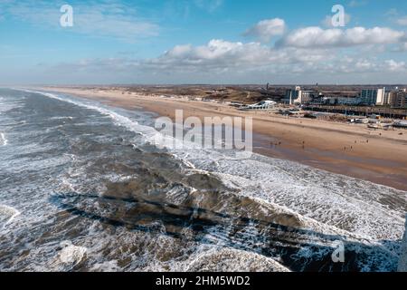 Scheveningen ist ein Stadtteil von Den Haag und ein moderner Badeort mit einem langen Sandstrand und einer Esplanade Stockfoto