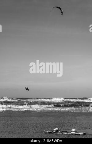 Kitesurfen im Sturm im Winter mit extrem hohen Sprüngen. Strand Scheveningen ein Stadtteil von Den Haag in den Niederlanden Stockfoto