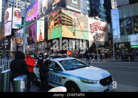 NYPD-Beamter im Gespräch mit Menschen, in der Nähe des Times Square, New York, NY Stockfoto