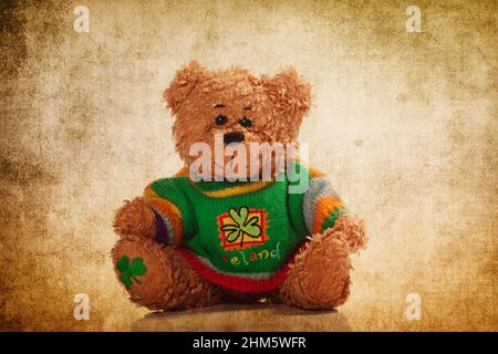 Niedlicher Teddybär auf dem grunge Hintergrund Stockfoto