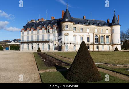 Blick auf die Burg Rambouillet , XIV Jahrhundert in malerischen öffentlichen Park in der Stadt Rambouillet. Yvelines Department, 50 km südwestlich von Paris. Frankreich. Stockfoto