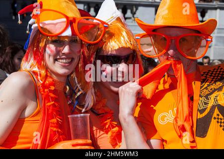 Junge Holländer feiern den Nationalfeiertag der Niederlande, den Queen's Day oder jetzt den King's Day auf dem Trafalgar Square, London, England, Großbritannien Stockfoto